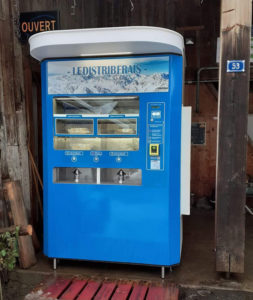 Distributeur réfrigéré dans une ferme de Savoie